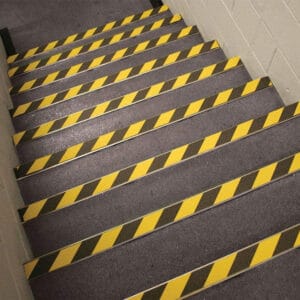 Praktijkvoorbeeld van antisliptape toegepast op traptreden. De veiligheid is hiermee een stuk verbeterd. Kleur: zwart/geel.