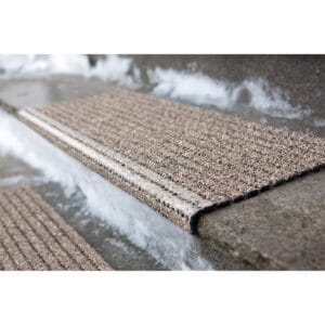 Praktijkvoorbeeld van een Safe Walk antislip traptrede. Beige uitvoering.