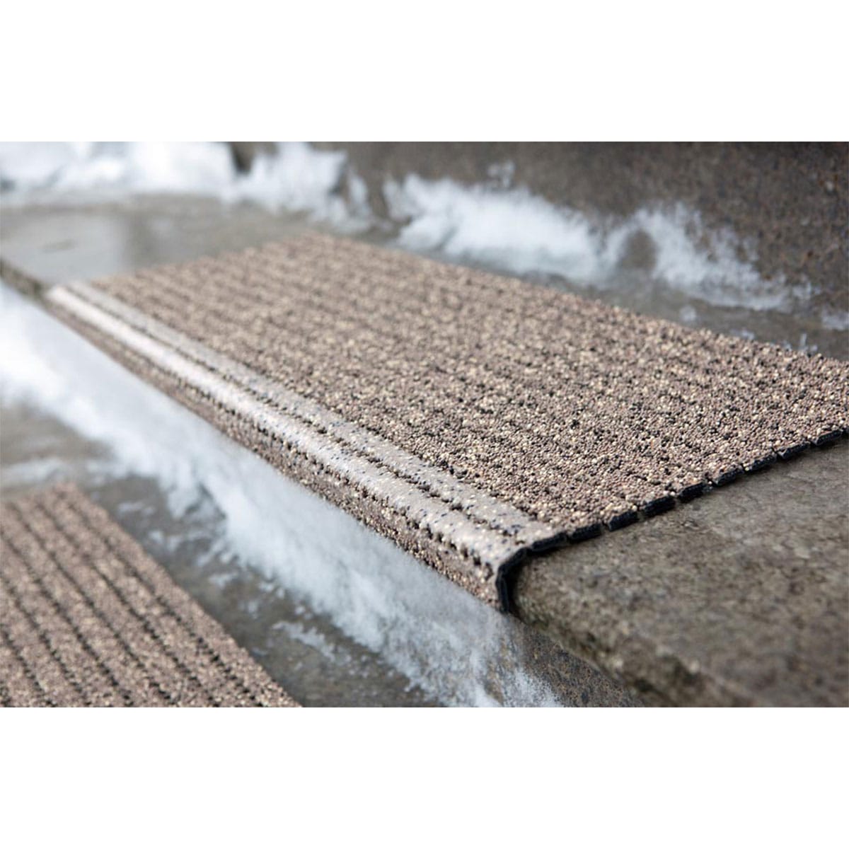 Praktijkvoorbeeld van een Safe Walk antislip traptrede. Beige uitvoering.