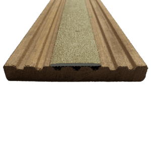Antislip Vlonderstrip. Kleur: beige. Op deze foto is de vlonderstrip vastgeschroefd aan een plank.