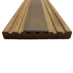 Antislip Vlonderstrip. Kleur: bruin. Op deze foto is de vlonderstrip vastgeschroefd aan een plank.