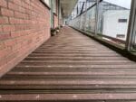 Praktijkvoorbeeld van geïnstalleerde donkerbruine vlonderstrips.