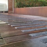 Praktijkvoorbeeld van geïnstalleerde zwarte vlonderstrips.